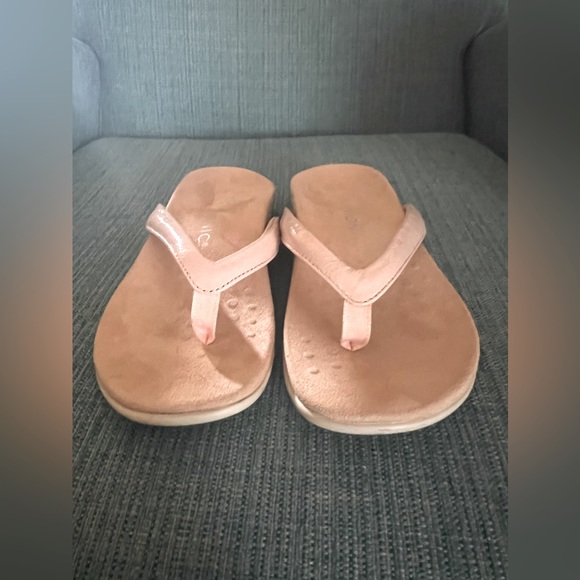 🩴 Vionic Dillon Pink Patent Flip Flops 🩴 - Picture 9 of 10